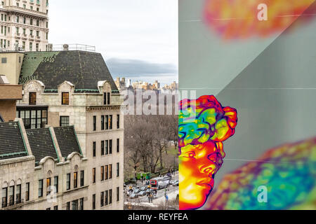 New York, États-Unis, 20 janvier 2019. Un panneau géant avec la mode la publicité est vu au-dessus de la 5ème Avenue en face de la Plaza Hotel (L) donnant sur New Yor Banque D'Images