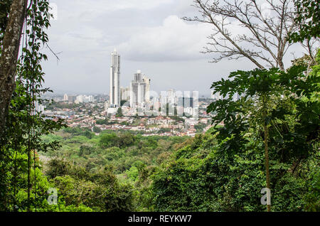 Panama City Skyline vu de Metropolitan National Park Banque D'Images