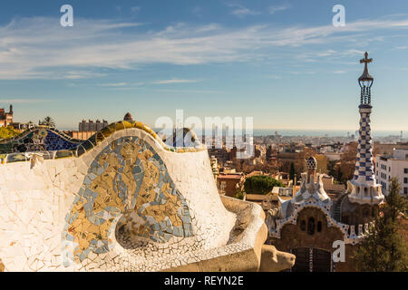 Barcelone - Décembre 2018 : Antoni Gaudí, le Mosaic, les travaux sur la terrasse principale au Parc Guell Banque D'Images