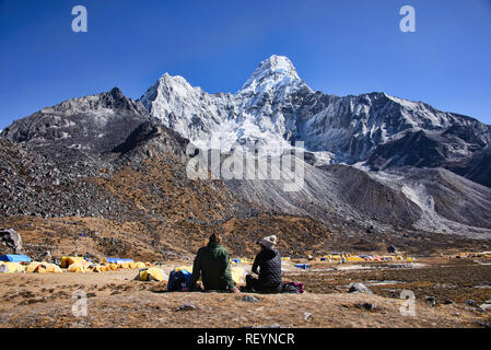 Couple à l'Ama Dablam Camp de Base Everest, Népal, région Banque D'Images