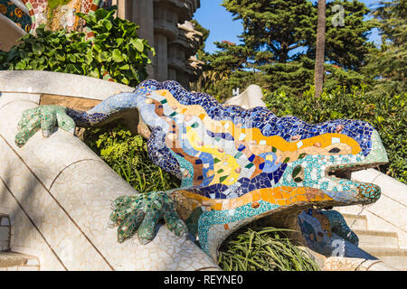 Barcelone - Décembre 2018 : Barcelone - Décembre 2018 : salamandre en mosaïque multicolore, populairement connu comme El Drac (le dragon) au Parc Guell Banque D'Images