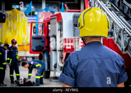 Pompier, pompier. La sécurité en cas d'urgence. La protection, le sauvetage du danger. Fire fighter dans casque de protection. Homme adulte, héros dans l'équipement, à l'uniforme ne Banque D'Images