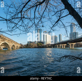 Vue sur le centre-ville de Austin de l'autre côté de la rivière Banque D'Images