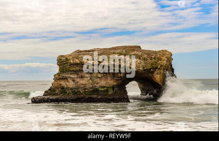 Vagues se briser contre les rochers au Natural Bridges State Park au printemps, Santa Cruz, Californie du Nord, USA. Banque D'Images