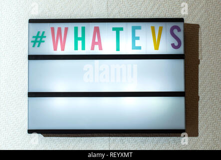 Message # whatevs sur allumé. Incuriosity concept avec texte. L'heure à partir de la fenêtre. Prix de l'intérieur. Lettres de couleur sur fond d'Whatevs blanc w Banque D'Images