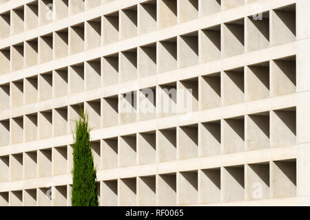 La façade de béton de la Bankia siège à Grenade, Espagne. (Photo crédit : Gonzales Photo - Paul Crudge). Banque D'Images