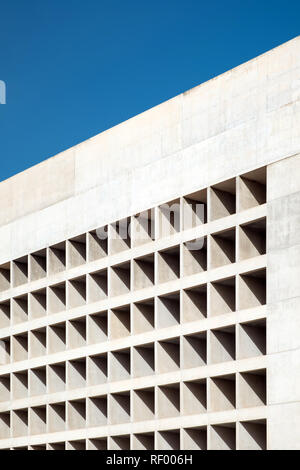 La façade de béton de la Bankia siège à Grenade, Espagne. (Photo crédit : Gonzales Photo - Paul Crudge). Banque D'Images