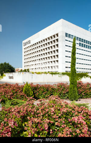 La façade de béton de la Bankia siège à Grenade, Espagne. (Photo crédit : Gonzales Photo - Paul Crudge). Banque D'Images
