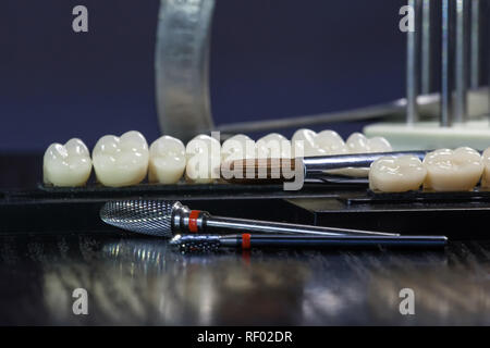 Les dents en acrylique et les instruments dentaires. Instrument orenb, vue en gros Banque D'Images