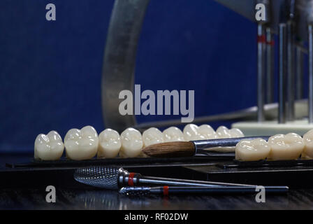 Les dents en acrylique et les instruments dentaires. Instrument orenb, vue en gros Banque D'Images