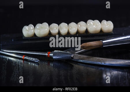 Les dents en acrylique et les instruments dentaires. Instrument orenb, vue en gros Banque D'Images