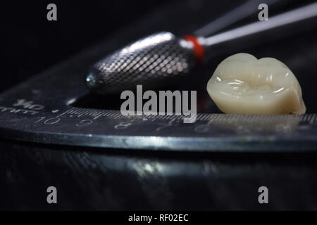 Les dents en acrylique et les instruments dentaires. Instrument orenb, vue en gros Banque D'Images