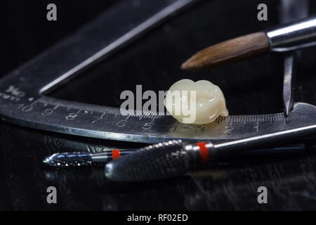 Les dents en acrylique et les instruments dentaires. Instrument orenb, vue en gros Banque D'Images