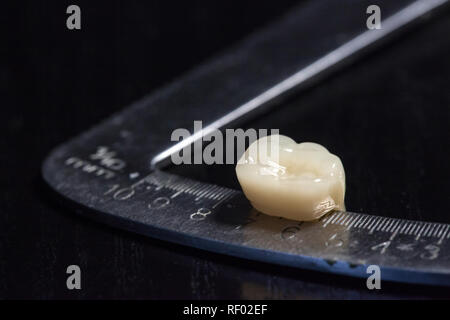 Les dents en acrylique et les instruments dentaires. Instrument orenb, vue en gros Banque D'Images