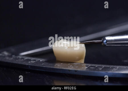 Les dents en acrylique et les instruments dentaires. Instrument orenb, vue en gros Banque D'Images