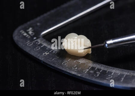 Les dents en acrylique et les instruments dentaires. Instrument orenb, vue en gros Banque D'Images