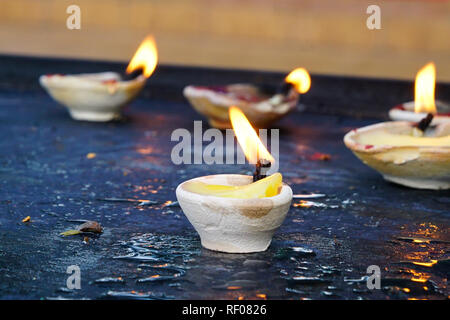 Les lampes d'argile Diya allumé pendant Diwali Banque D'Images