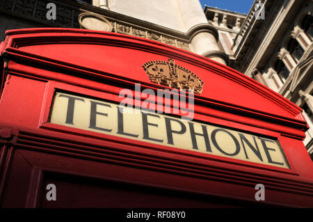 Cabine téléphonique rouge (borne K2 iconique conçu par Sir Giles Gilbert Scott), London, England, UK Banque D'Images