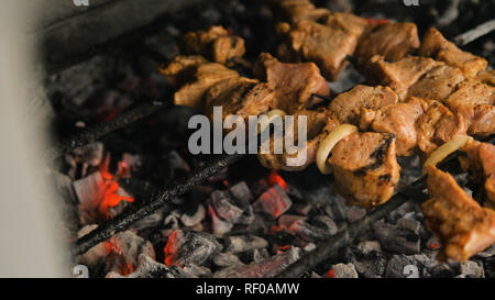 Brochettes de viande sur le barbecue charbons. Un barbecue en plein air. Shish kebab de porc sur charbons ardents Banque D'Images