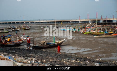Le port à marée basse avec bateaux de pêche en attendant la marée haute. bateaux de pêche dans le port à sec à marée basse. Banque D'Images