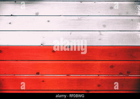 Drapeau national de la Pologne sur un fond de bois Banque D'Images