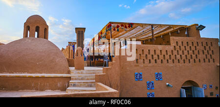 YAZD, IRAN - le 18 octobre 2017 : l'Art de Yazd, la maison dispose d'un restaurant sur le toit de l'édifice médiéval adobe, les touristes profiter de la vue et de déguster les cu Banque D'Images