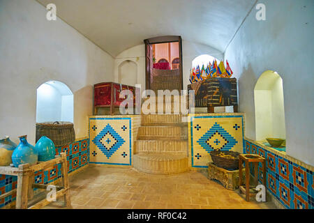 YAZD, IRAN - le 18 octobre 2017 : les patrons Décorer le carrelage panoramique chambre d'Tehraniha qanat historique Maison Fahadan (musée), le 18 octobre à Yazd Banque D'Images