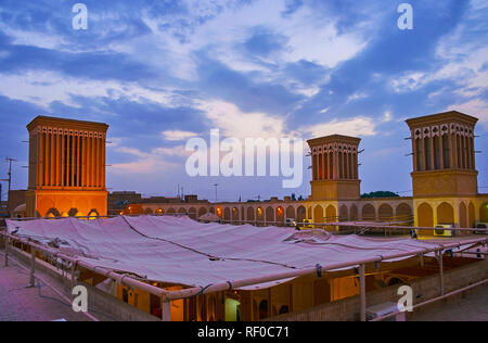 YAZD, IRAN - le 18 octobre 2017 : Profitez de la soirée tranquille avec vue panoramique depuis le toit de cloudscape (Tehraniha Fahadan) Chambre avec vue sur ses badgirs (w Banque D'Images