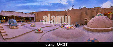 YAZD, IRAN - le 18 octobre 2017 : La brique toit d'Abul Maali Chambre avec beaucoup de petits dômes, décoré de verre convexe coloré, le 18 octobre à Yazd Banque D'Images