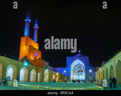 YAZD, IRAN - le 18 octobre 2017 : Profitez de la cour intérieure illuminée le soir (vendredi) Msque Jameh avec portail bleu vif et de minarets, le 18 octobre à Yazd Banque D'Images