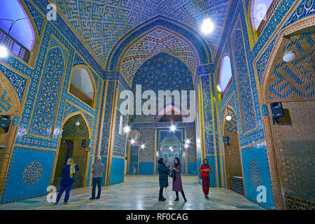 YAZD, IRAN - le 18 octobre 2017 : La salle de prière éclairées de Jameh Msque avec des motifs géométriques et floraux et de l'Islam coranique ca Banque D'Images