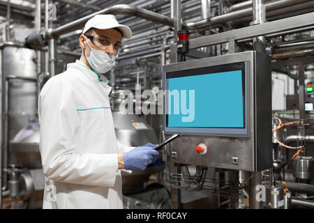 Spécialiste de la prise de notes pendant que nécessaires au comité permanent au service production de l'usine laitière Banque D'Images