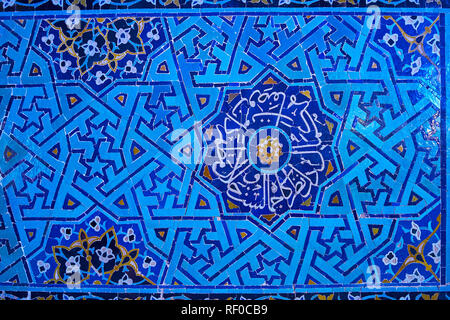 La cité médiévale islamique complexes modèles de carreaux émaillés couvrir le mur de la mosquée Jameh (vendredi) à Yazd, Iran. Banque D'Images