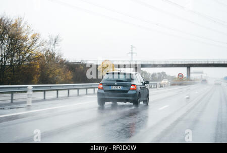 Francfort, Allemagne - NOV 11, 2017 : nouvelle Peugeot 207 sur autoroute allemande un jour de pluie coffre confiant la conduite sous l'état de mauvais temps avec signe de la limite de vitesse 110 km/h Banque D'Images