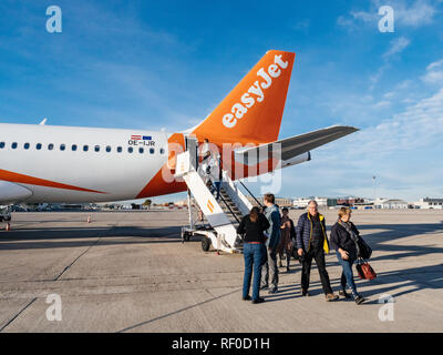 Bâle, Suisse - NOV 11, 2018 : EasyJet Airbus A320-214 OE-IJR avion sur le bitume avec les passagers descendant des feux rouges arrière, les escaliers d'une journée ensoleillée à destination des compagnies aériennes à bas prix Banque D'Images