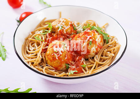 Les pâtes italiennes. Spaghetti aux Boulettes de viande et de fromage parmesan dans un bol sur la lumière de fond en bois rustique. Le dîner. Concept de Slow food Banque D'Images