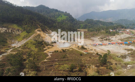 Plateau avec l'activité volcanique, volcan de boue Kawah Sikidang, l'activité géothermique et geysers. Vue aérienne paysage volcanique Dieng Plateau, l'Indonésie. Célèbre destination touristique de Sikidang Crater il génère encore d'épaisseur de soufre. Banque D'Images