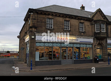 Tesco Express shop Amble Amble est une petite ville sur la côte nord-est de la région de Northumberland, Angleterre du Nord-Est qui conserve c'est la high street. Banque D'Images
