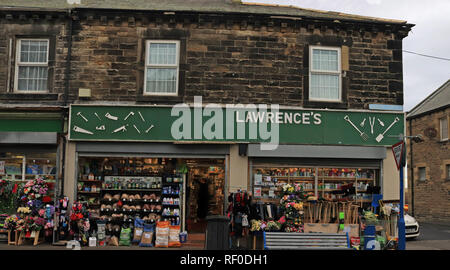 Lawrence's Hardware Shop Amble Amble est une petite ville sur la côte nord-est de la région de Northumberland, Angleterre du Nord-Est, c'est le DIY shop Banque D'Images