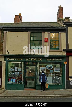 N et F Jeunes peintres et décorateurs high street shop Amble Amble est une petite ville sur la côte nord-est de la région de Northumberland, Angleterre du Nord-Est. Banque D'Images