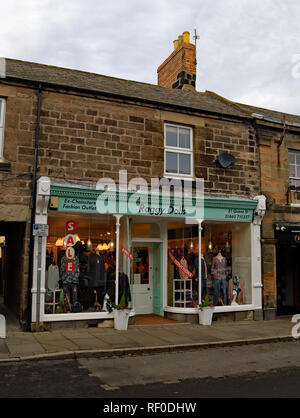 Raggy Dolls clothes shop Amble Amble est une petite ville sur la côte nord-est de la région de Northumberland, Angleterre du Nord-Est. C'était une ancienne ville minière. Banque D'Images