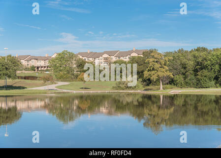 Beau parc urbain avec la réflexion et le lac en arrière-plan complexe d'appartements près de Dallas Banque D'Images