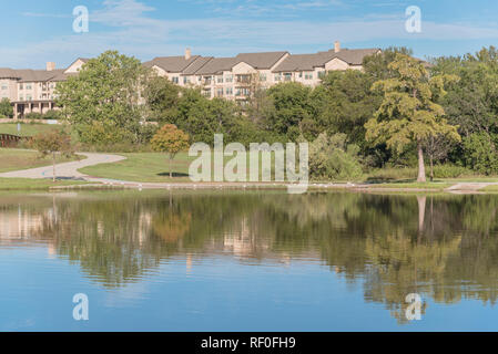 Beau parc urbain avec la réflexion et le lac en arrière-plan complexe d'appartements près de Dallas Banque D'Images