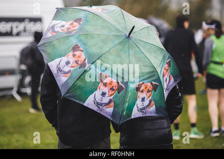 Couple avec des chiens imprimé sur elle. Banque D'Images