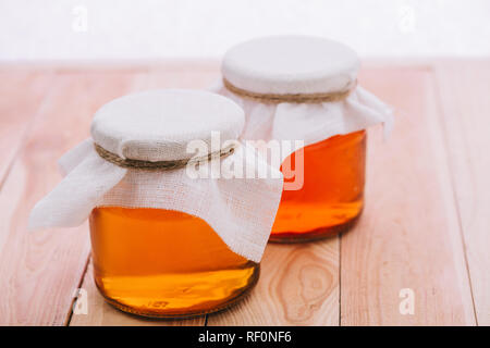 Focus sélectif de fermenté en bouteille en pots isolated on white Banque D'Images