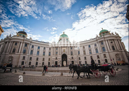 Vienne, Autriche-- le 07 mars 2018 : Palais Hofburg vu de Michaelerplatz, grand angle de vue à jour ensoleillé, les touristes et les gens. Banque D'Images