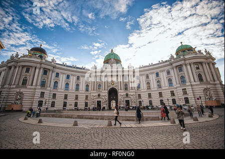 Vienne, Autriche-- le 07 mars 2018 : Palais Hofburg vu de Michaelerplatz, grand angle de vue à jour ensoleillé, les touristes et les gens. Banque D'Images