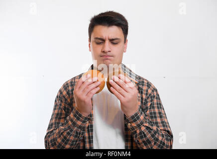 L'homme détient des hamburgers dans ses mains et rend la décision Banque D'Images