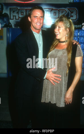 HOLLYWOOD, CA - le 26 octobre : l'acteur Robert John Burke et femme assister à "Robocop 3" Création le 26 octobre 1993 à Hollywood Théâtre Galaxy à Hollywood, Californie. Photo de Barry King/Alamy Stock Photo Banque D'Images