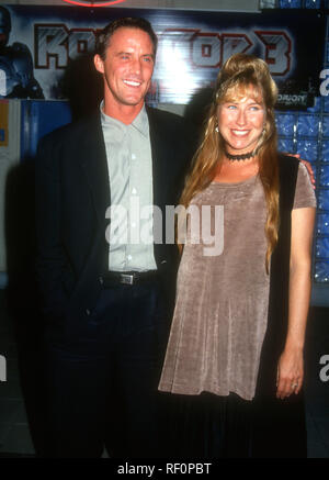HOLLYWOOD, CA - le 26 octobre : l'acteur Robert John Burke et femme assister à "Robocop 3" Création le 26 octobre 1993 à Hollywood Théâtre Galaxy à Hollywood, Californie. Photo de Barry King/Alamy Stock Photo Banque D'Images